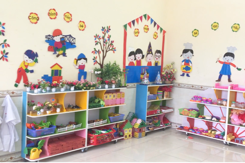 Cô và trò trường mầm non Lạc Đạo tích cực hưởng ứng phong trào "Xây dựng môi trường giáo dục lấy trẻ làm trung tâm"